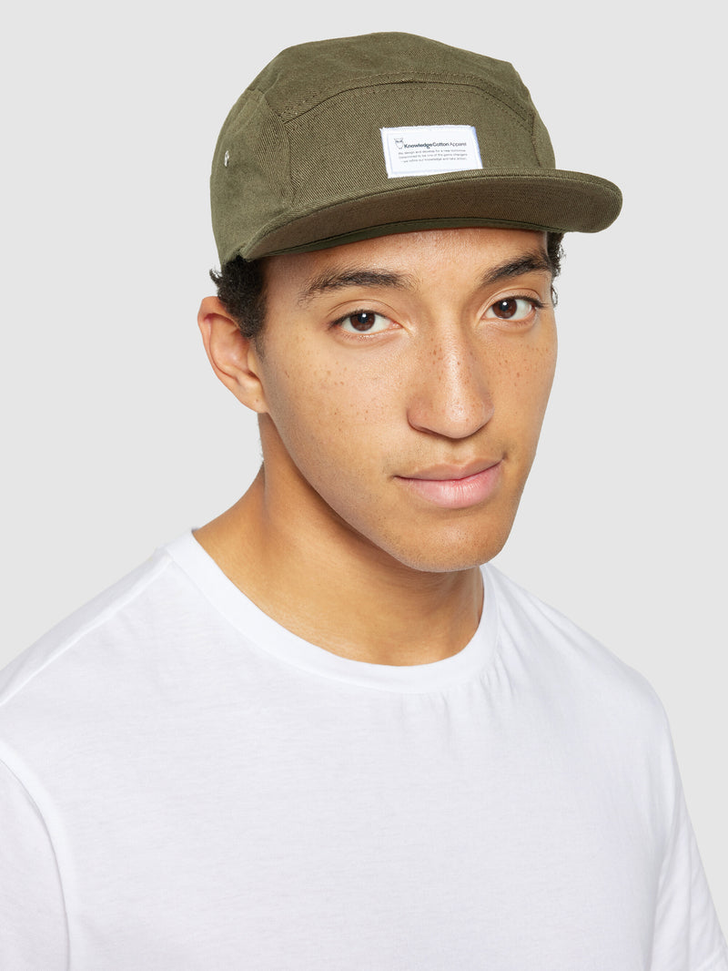 KnowledgeCotton Apparel - UNI Barckley cap with badge Caps 1090 Forrest Night