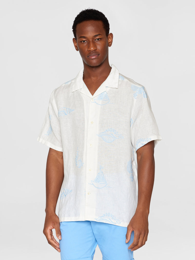 KnowledgeCotton Apparel - MEN Box fit short sleeve shirt with embroidery - GOTS/Vegan Shirts 1387 Egret