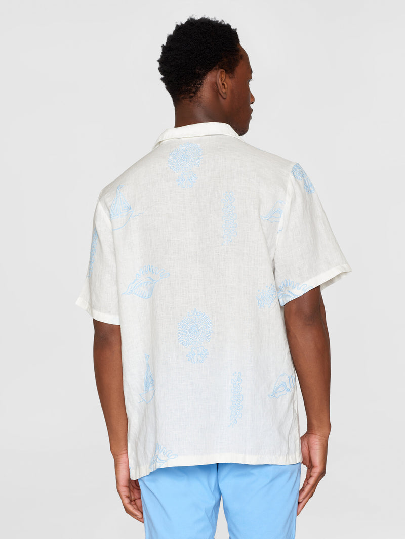 KnowledgeCotton Apparel - MEN Box fit short sleeve shirt with embroidery - GOTS/Vegan Shirts 1387 Egret