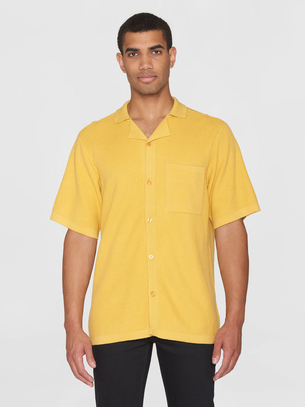 KnowledgeCotton Apparel - MEN Boxy short sleeve structured knitted shirt - GOTS/Vegan Knits 1429 Misted Yellow