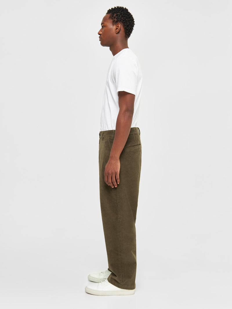 KnowledgeCotton Apparel - MEN FLINT wide corduroy chino pants Pants 1100 Dark Olive