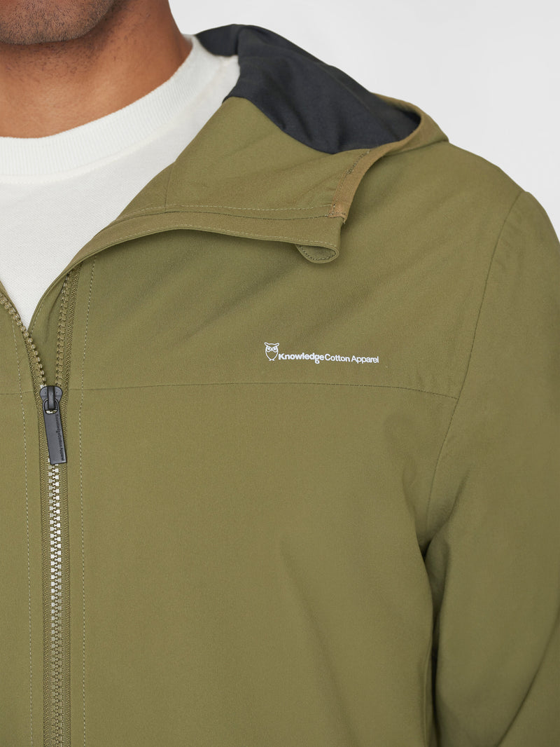 KnowledgeCotton Apparel - MEN NORDENVIND™ Light shell jacket - GRS/Vegan Jackets 1068 Burned Olive