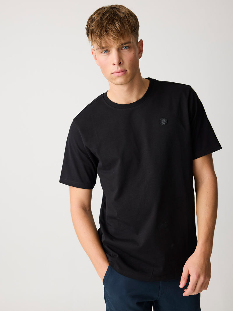 KnowledgeCotton Apparel - MEN Regular fit Badge t-shirt T-shirts 1300 Black Jet