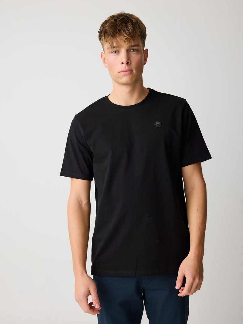 KnowledgeCotton Apparel - MEN Regular fit Badge t-shirt T-shirts 1300 Black Jet