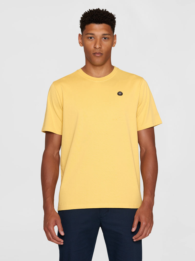 KnowledgeCotton Apparel - MEN Regular fit Badge t-shirt T-shirts 1429 Misted Yellow
