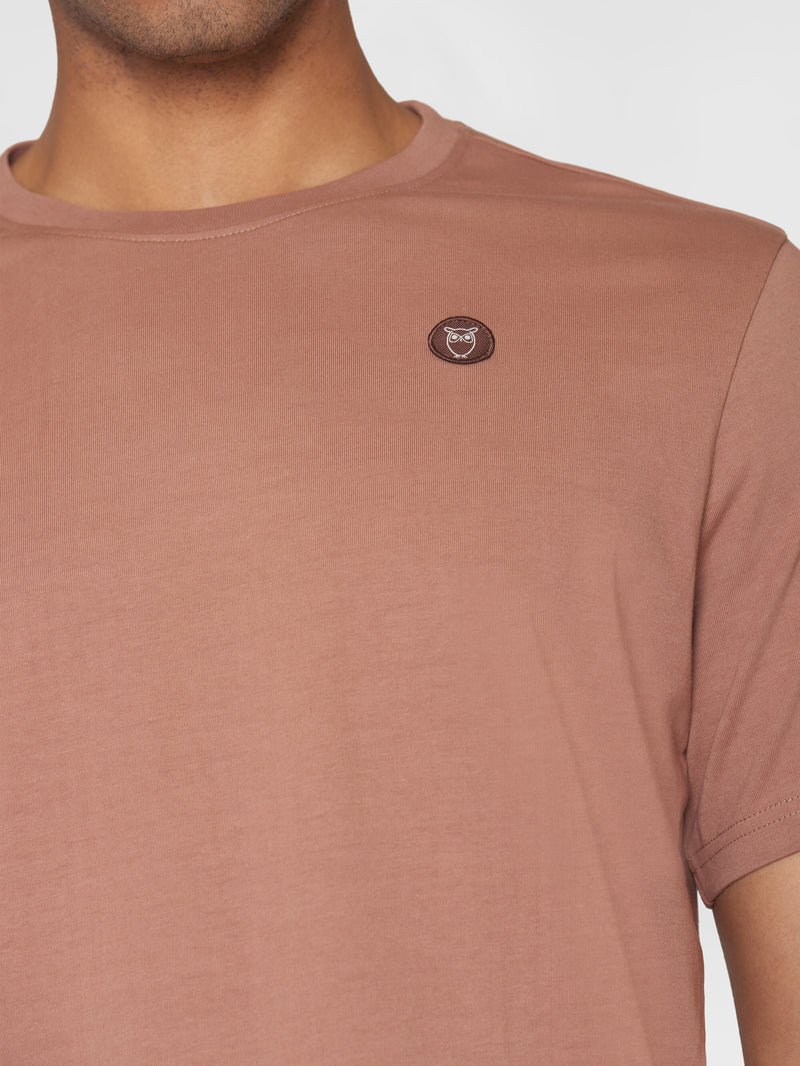KnowledgeCotton Apparel - MEN Regular fit Badge t-shirt T-shirts 1437 Chocolate Malt
