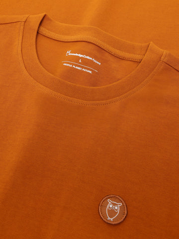 KnowledgeCotton Apparel - MEN Regular fit Badge t-shirt T-shirts 1485 Pumpkin Spice