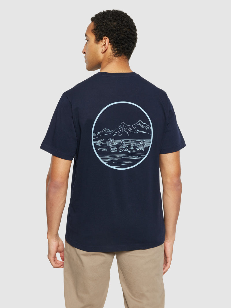 KnowledgeCotton Apparel - MEN Regular fit chill camp back print t-shirt - Regenerative Organic Certified® - GOTS/Vegan T-shirts 1412 Night Sky