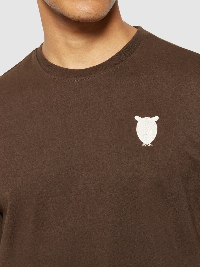 KnowledgeCotton Apparel - MEN Regular fit owl chest embroidery t-shirt T-shirts 1243 Demitasse (brown)
