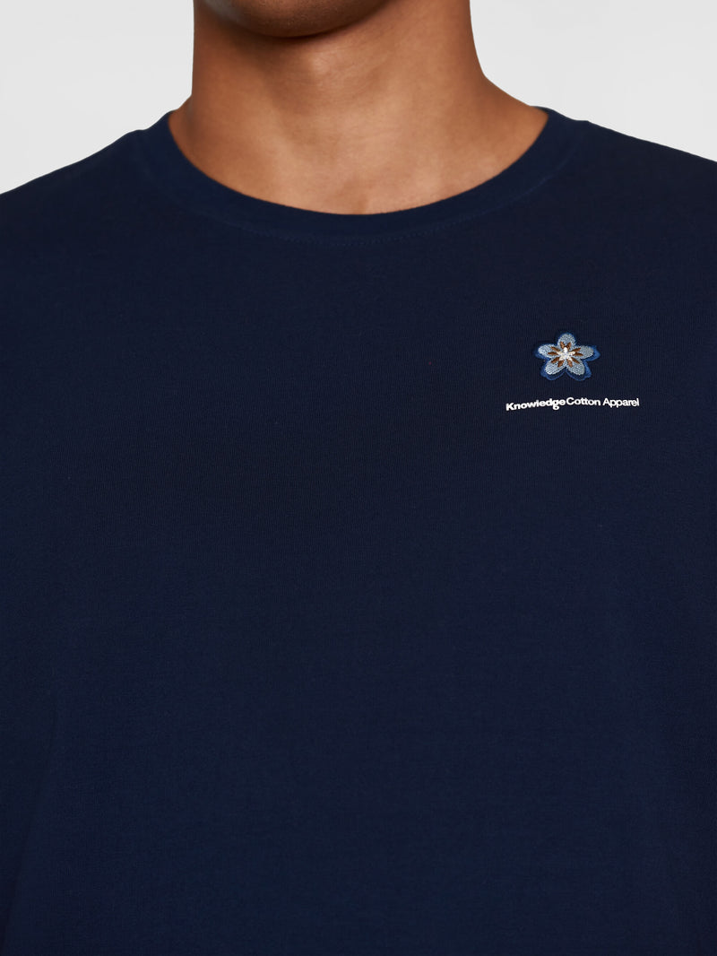 KnowledgeCotton Apparel - MEN Regular short sleeve heavy single flower embr. at chest t-shirt - GOTS/Vegan T-shirts 1412 Night Sky