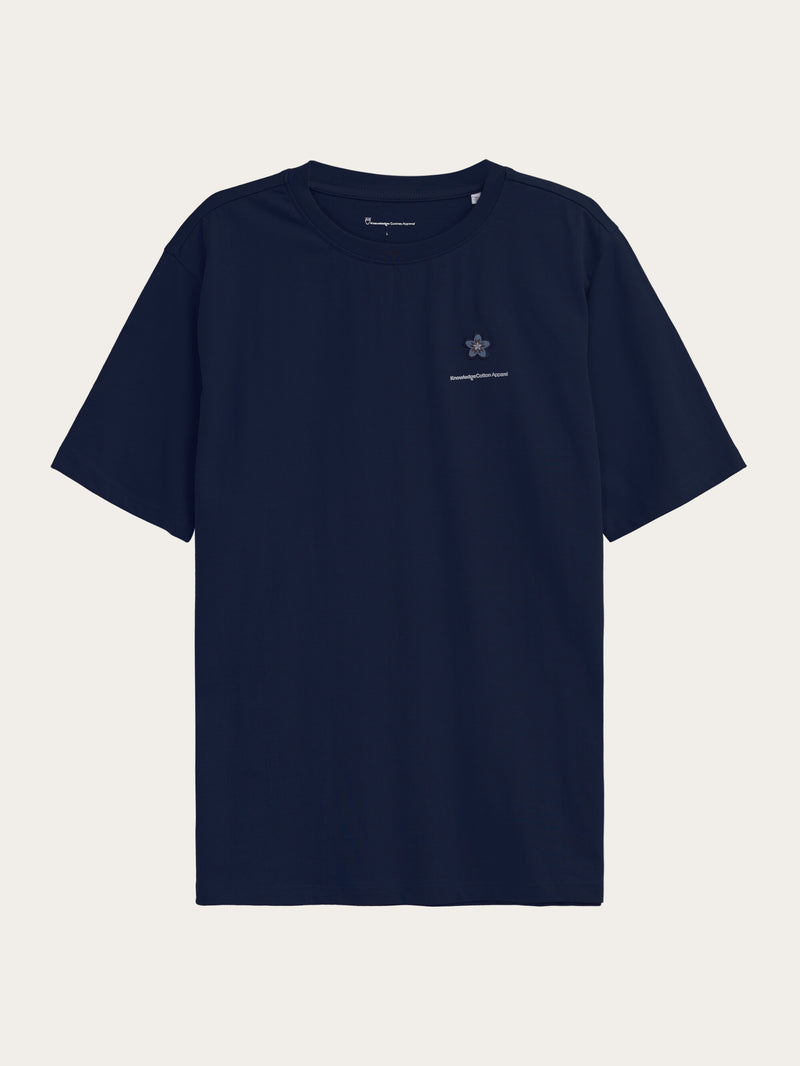 KnowledgeCotton Apparel - MEN Regular short sleeve heavy single flower embr. at chest t-shirt - GOTS/Vegan T-shirts 1412 Night Sky
