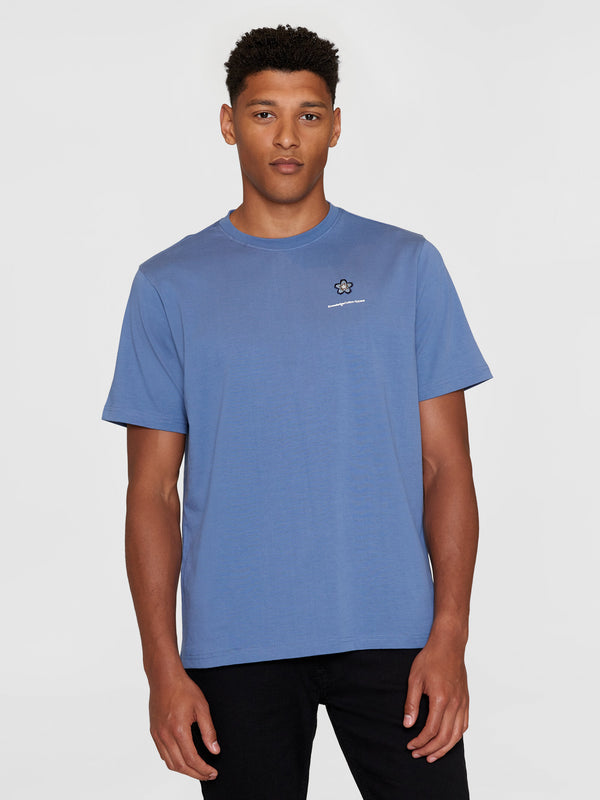 KnowledgeCotton Apparel - MEN Regular short sleeve heavy single flower embr. at chest t-shirt - GOTS/Vegan T-shirts 1432 Moonlight Blue