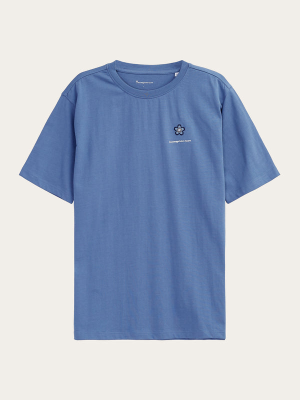 KnowledgeCotton Apparel - MEN Regular short sleeve heavy single flower embr. at chest t-shirt - GOTS/Vegan T-shirts 1432 Moonlight Blue