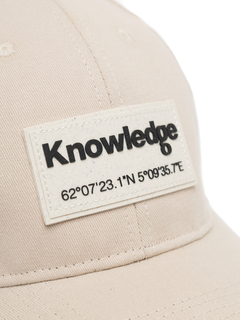 KnowledgeCotton Apparel - UNI Twill baseball cap with siliconebadge Caps 1228 Light feather gray