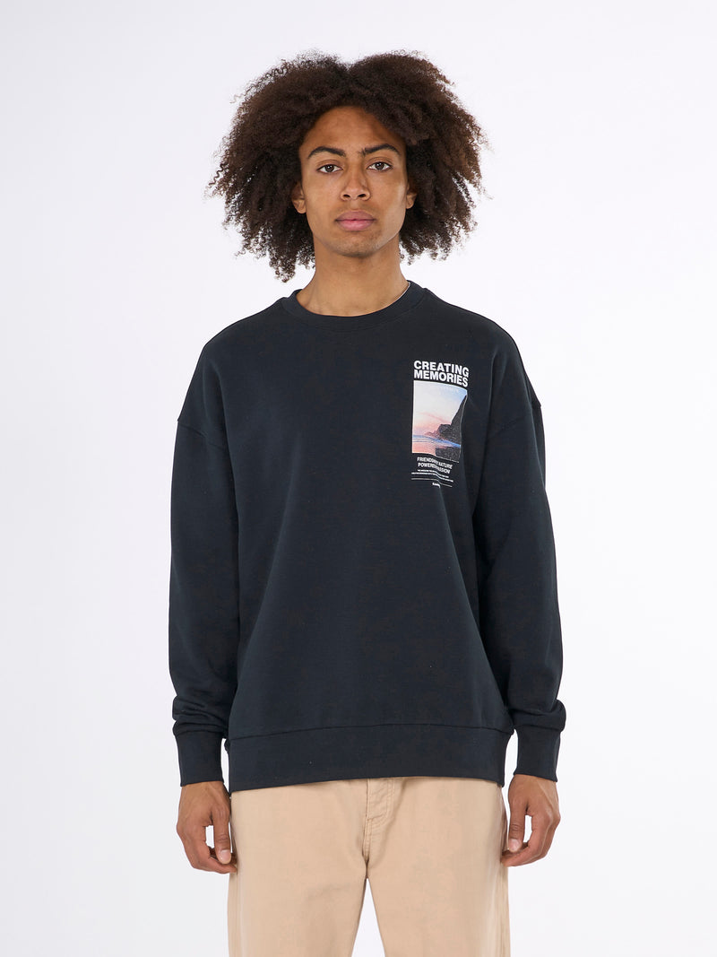KnowledgeCotton Apparel - MEN Loose crew neck with photo print at chest and back Sweats 1300 Black Jet