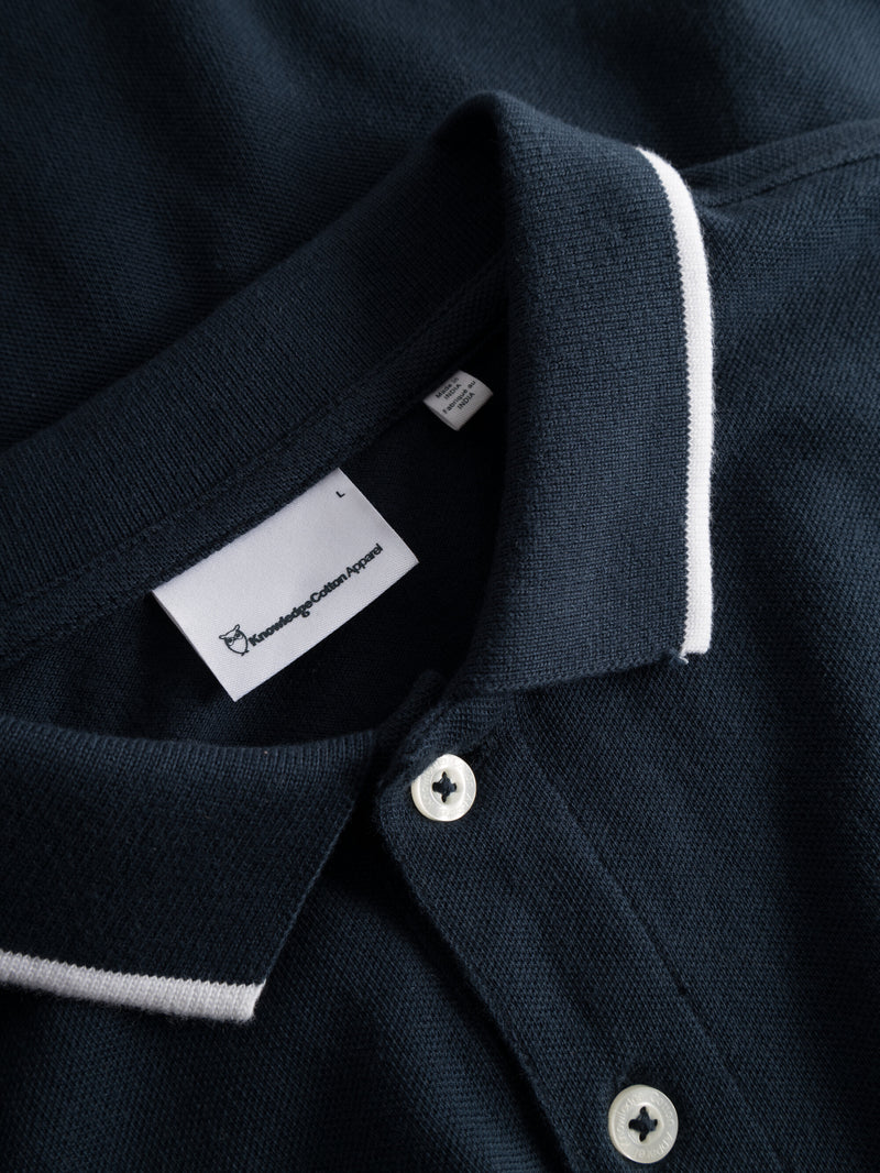 KnowledgeCotton Apparel - MEN Polo with badge and contract stripe at rib Polos 1001 Total Eclipse