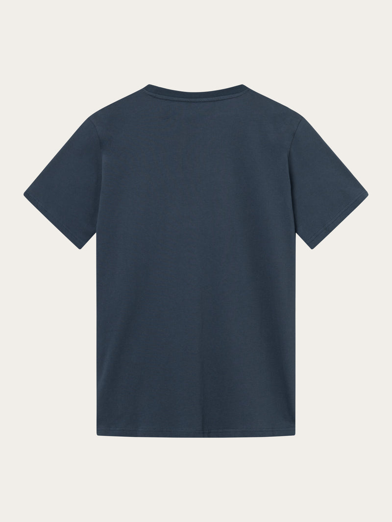 KnowledgeCotton Apparel - MEN Regular fit Badge t-shirt T-shirts 1001 Total Eclipse